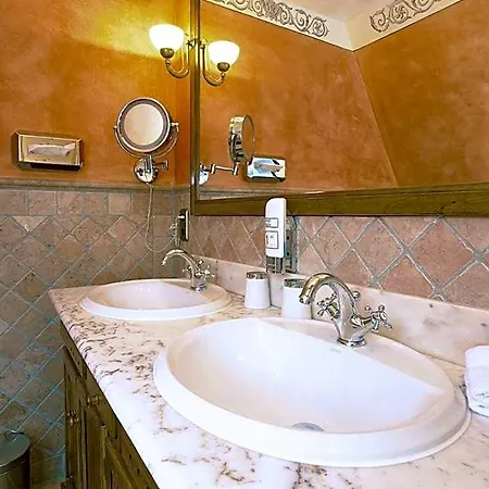Historik Gotisches Haus Garni 4*